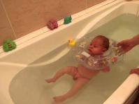 Ta hand om en nyfödd: behöver du bada din nyfödda varje dag?