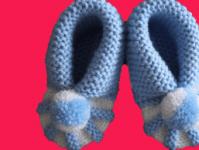 Wzory i lekcje krok po kroku dotyczące robienia na drutach bucików dziecięcych