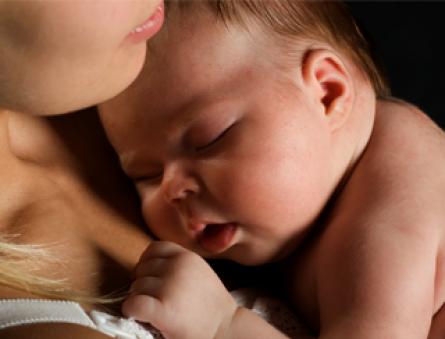 Почему новорожденный ребенок плачет и как его успокоить Причины истерического плача у грудничка