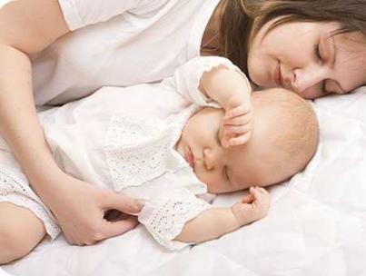Doktor Komarowski o tym, jak przyzwyczaić dziecko do spania we własnym łóżeczku Jak przyzwyczaić dziecko do własnego łóżeczka